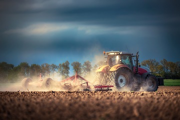 traktor w polu